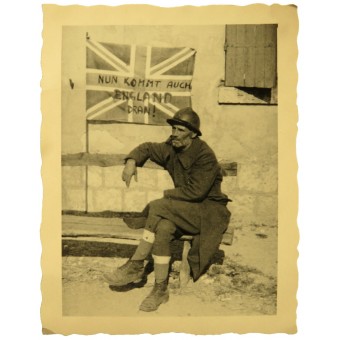 Photo de prisonnier de guerre français et le drapeau britannique avec inscription allemande - « Nun kommt auch angleterre Dran ». Espenlaub militaria